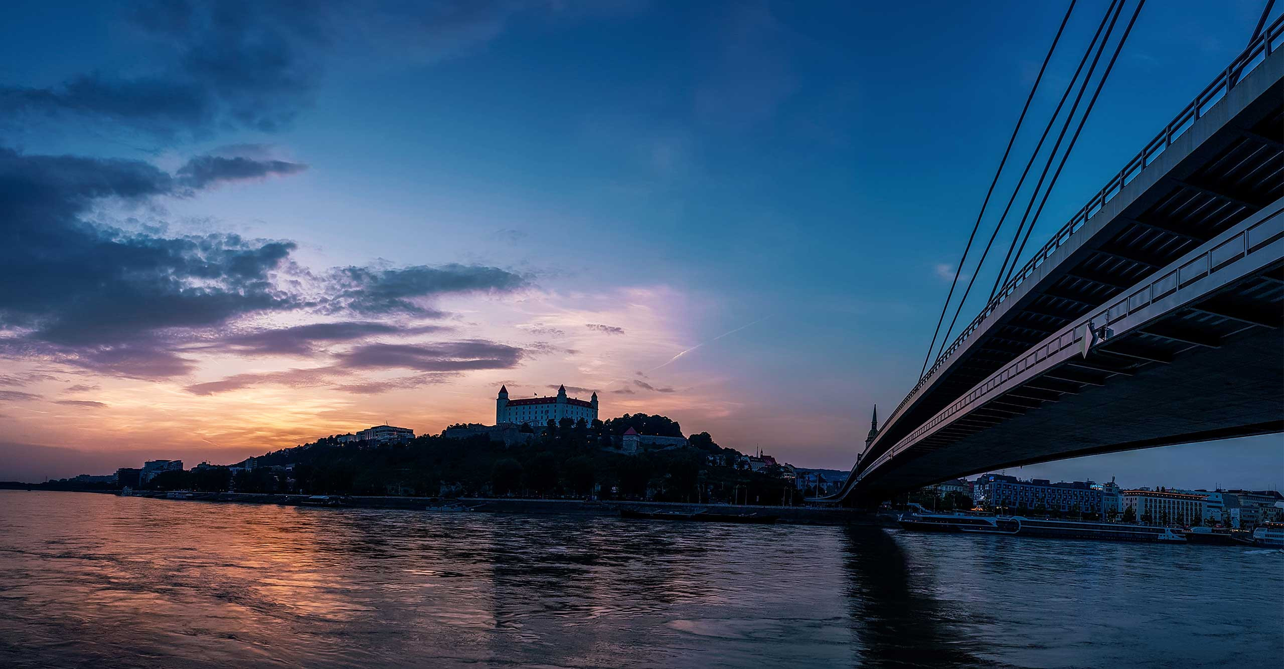 S nami nesnívate,<br><span>s nami bývate.</span>